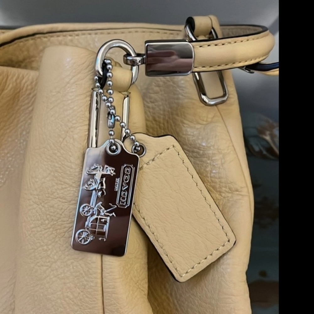 NEW CONDITION Coach Soft Leather Hobo with Multiple Pockets - Picture 3 of 6